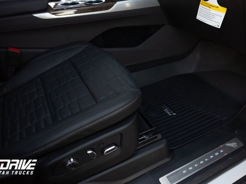 Used 2025 Cadillac Escalade Sport Platinum w/ LPO, ONYX Package image 13