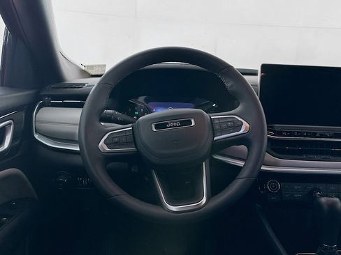 Used 2025 Jeep Compass Limited image 18