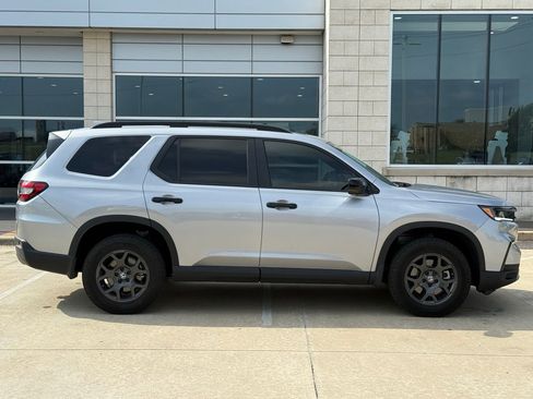 Used 2025 Honda Pilot TrailSport image 7