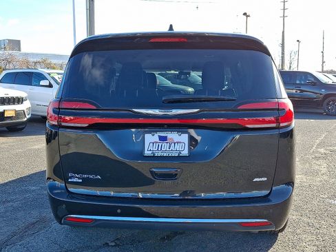 Certified 2022 Chrysler Pacifica Touring-L image 6