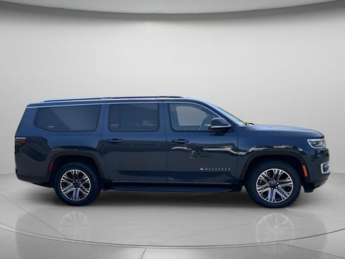 Used 2024 Jeep Wagoneer L Series II RWD image 8