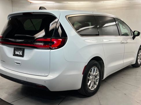 Certified 2025 Chrysler Pacifica Select FWD image 5