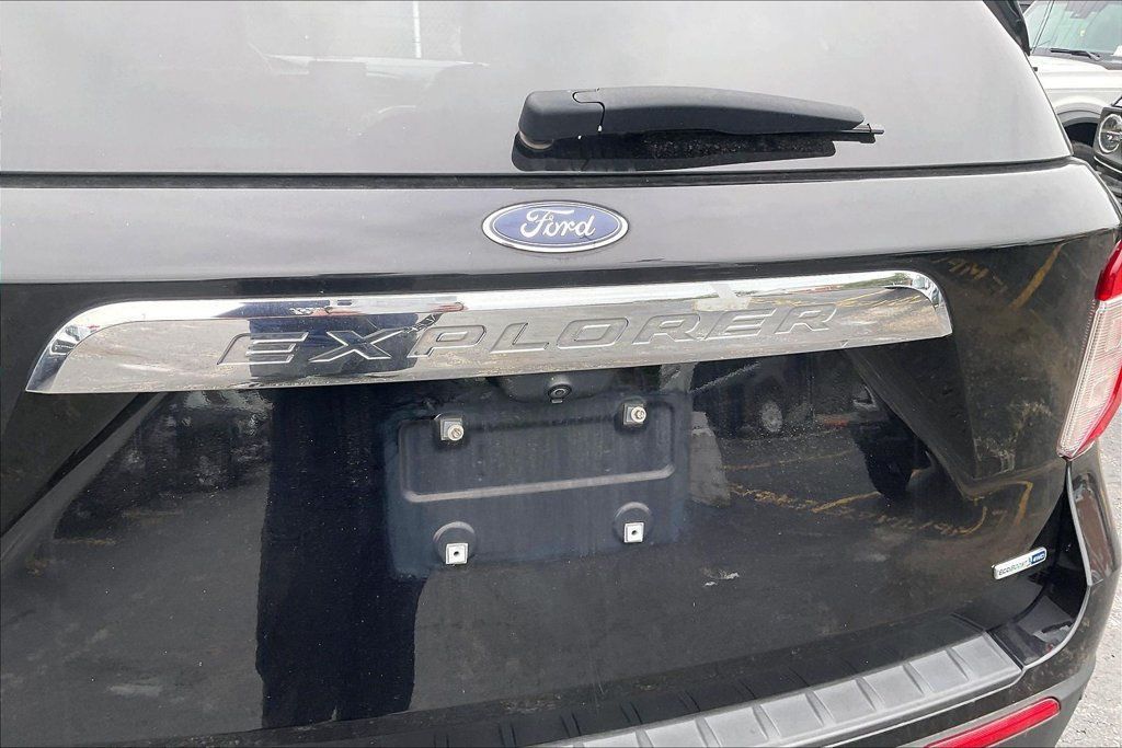 Used 2020 Ford Explorer XLT w/ Equipment Group 202A AWD/4WD image 32