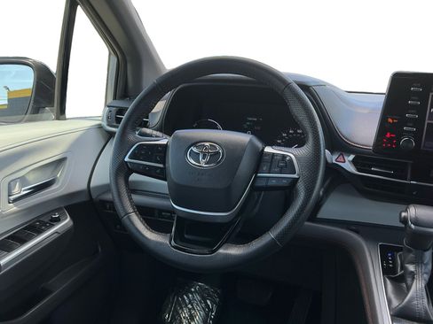 Used 2022 Toyota Sienna XSE AWD/4WD image 11