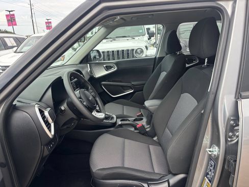 Used 2025 Kia Soul LX w/ LX Technology Package FWD image 24