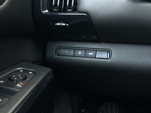 Used 2025 Nissan Pathfinder SV w/ Black Appearance Package FWD image 31