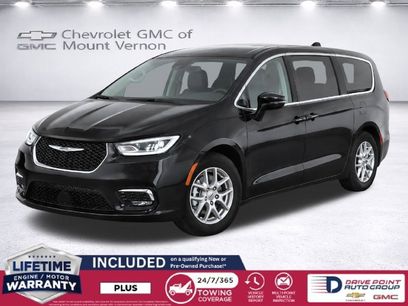 Used 2025 Chrysler Pacifica Select