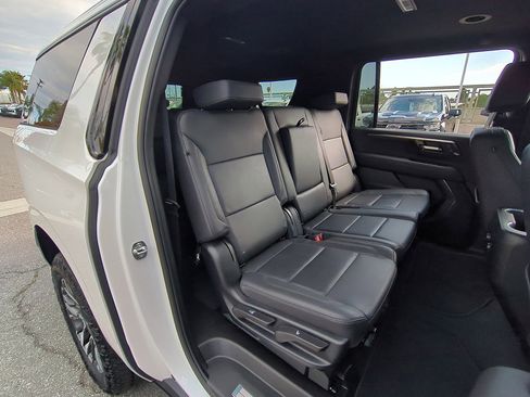 Used 2025 Chevrolet Suburban Z71 AWD/4WD image 26