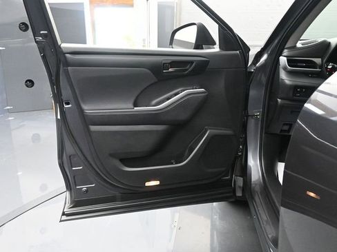 Used 2024 Toyota Highlander LE image 12