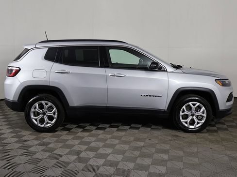 Used 2025 Jeep Compass Latitude AWD/4WD image 16