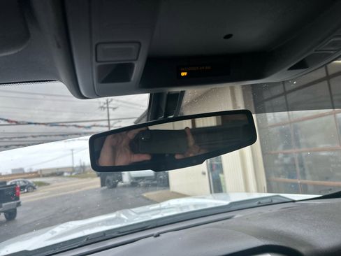 Used 2018 Chevrolet Silverado 1500 LT image 17