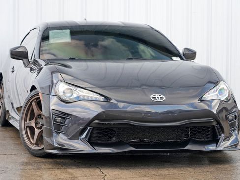 Used 2017 Toyota 86 image 2