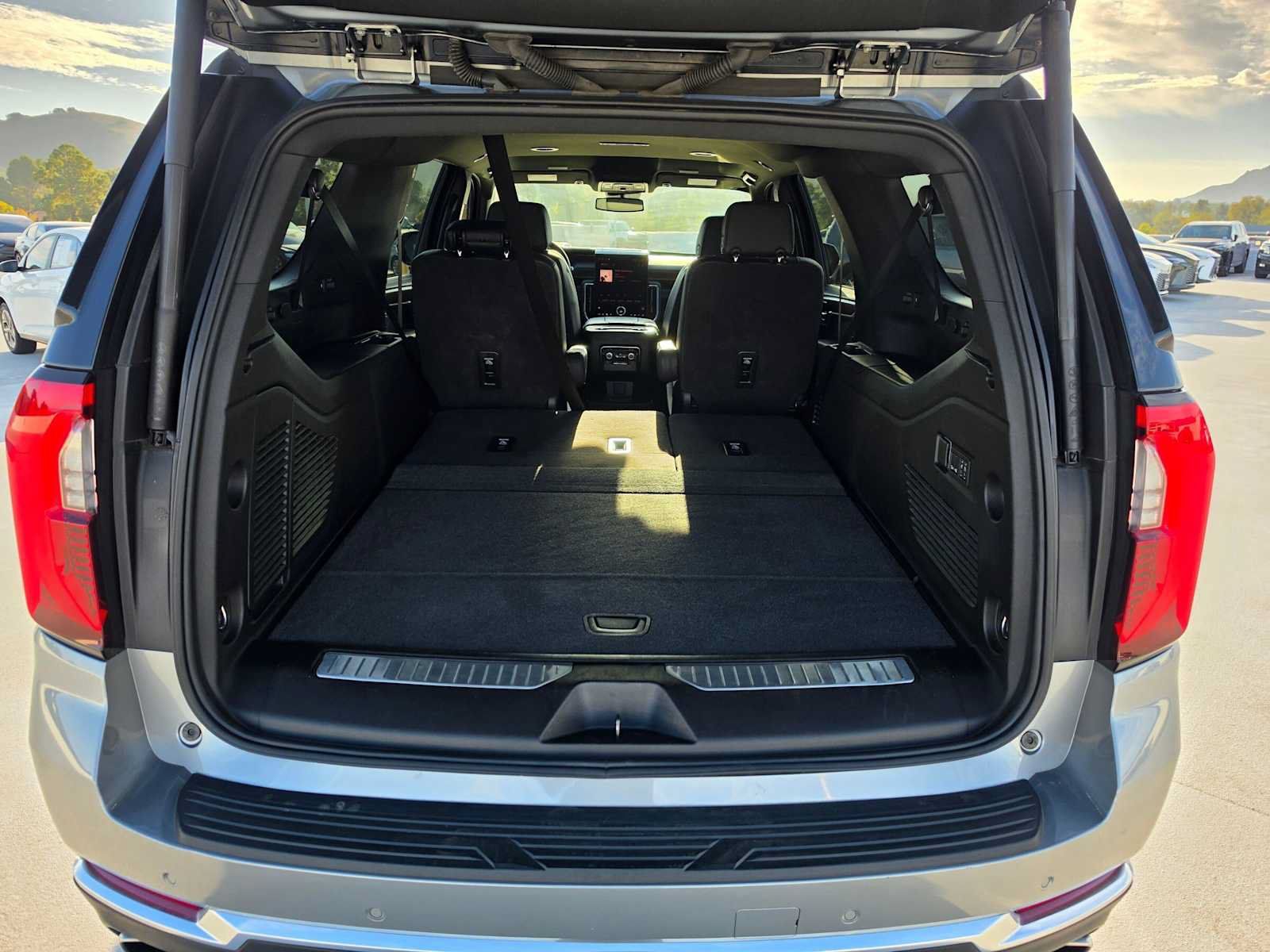 Used 2025 GMC Yukon XL Denali AWD/4WD image 16