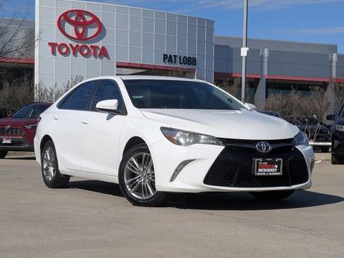 Used 2017 Toyota Camry SE image 2