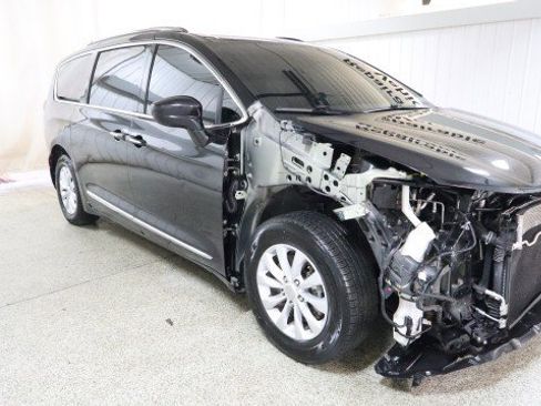 Used 2019 Chrysler Pacifica Touring-L image 5