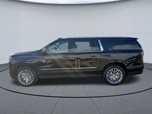 Used 2025 Chevrolet Suburban High Country image 2