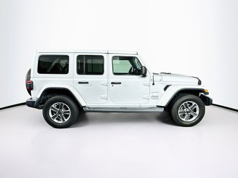 Used 2018 Jeep Wrangler Unlimited Sahara w/ Dual Top Group AWD/4WD image 10