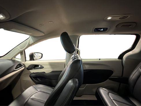 Used 2023 Chrysler Pacifica Touring-L image 41
