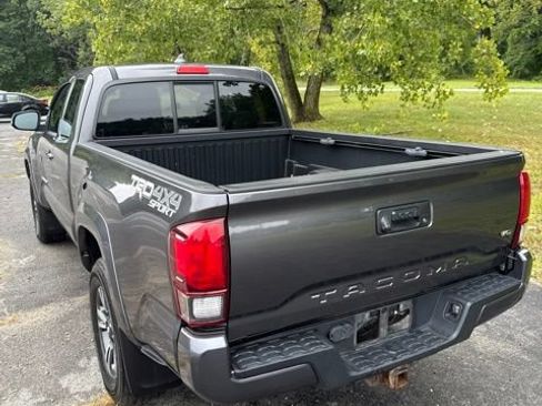 Used 2018 Toyota Tacoma TRD Sport AWD/4WD image 5