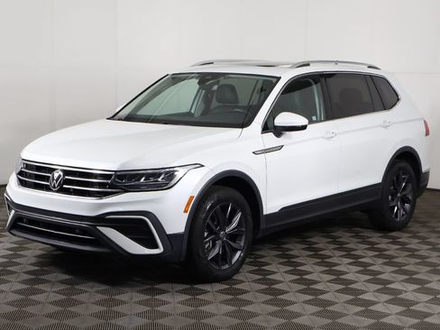 Used 2023 Volkswagen Tiguan SE w/ Panoramic Sunroof Package AWD/4WD image 9