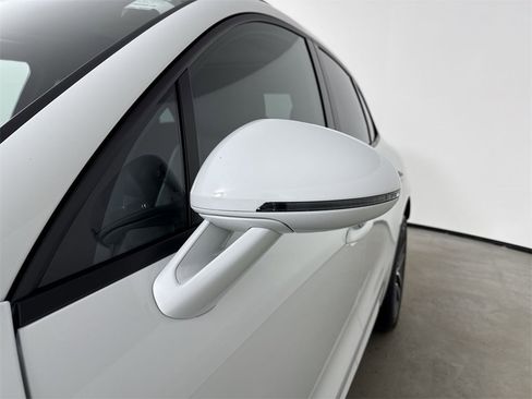 Certified 2025 Porsche Macan image 12