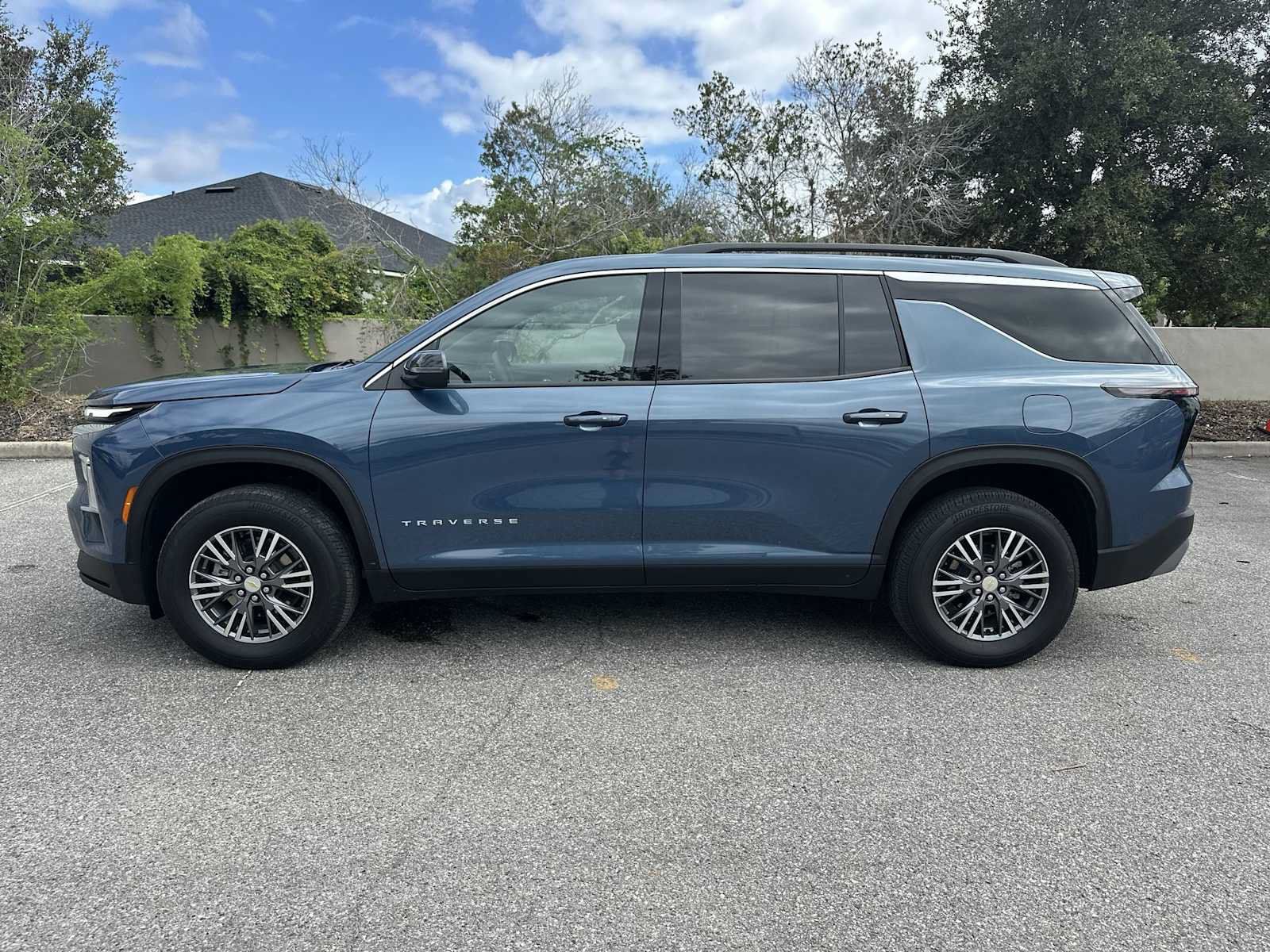 Certified 2025 Chevrolet Traverse LT FWD image 3