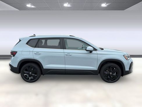 New 2026 Volkswagen Taos SE FWD image 8