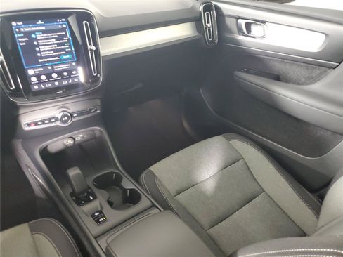 Certified 2026 Volvo XC40 B5 Core AWD/4WD image 17