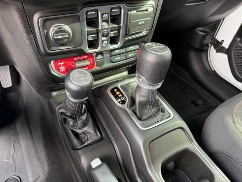 Used 2025 Jeep Gladiator Mojave w/ Convenience Group AWD/4WD image 29