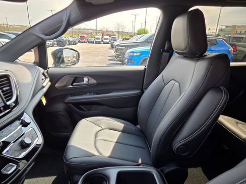 New 2026 Chrysler Pacifica Select FWD image 23