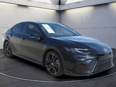 Used 2025 Toyota Camry XSE FWD image 2