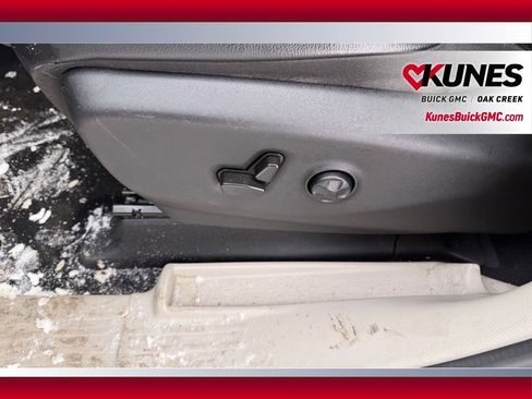 Used 2022 Chrysler Pacifica Touring-L w/ Uconnect Theater Family Group image 10