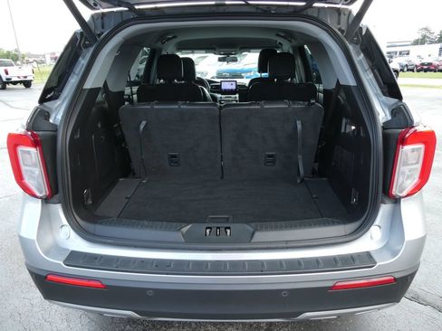 Used 2021 Ford Explorer XLT w/ Equipment Group 202A AWD/4WD image 16