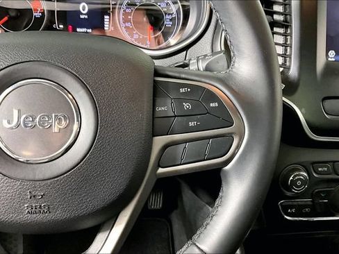 Used 2019 Jeep Cherokee Latitude Plus FWD image 11