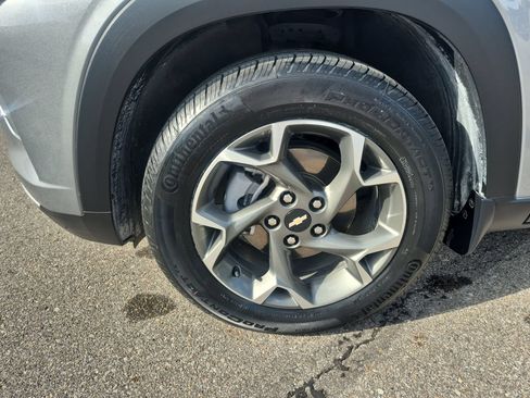 Used 2024 Chevrolet Trax LT w/ Sunroof Package FWD image 31