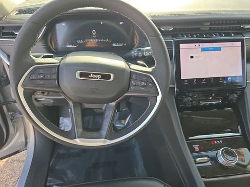 Used 2023 Jeep Grand Cherokee Limited w/ Black Appearance Package image 18