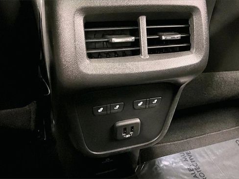 Used 2023 Chevrolet Equinox Premier image 30