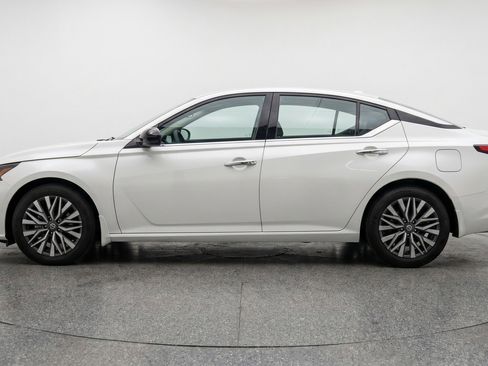 Used 2025 Nissan Altima 2.5 SV FWD image 5