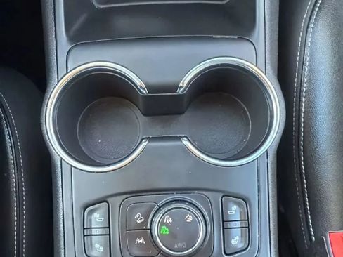 Used 2024 GMC Terrain SLT image 20