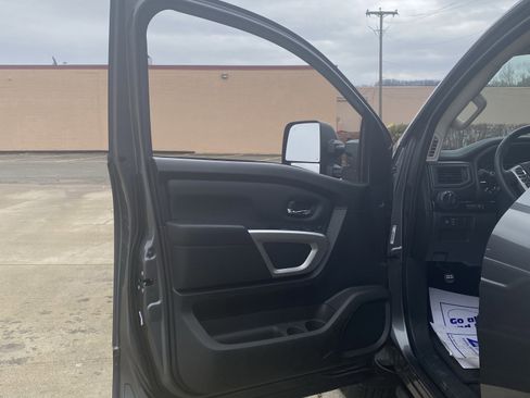Used 2024 Nissan Titan SV w/ SV Convenience Package image 3