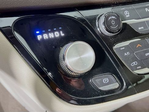 Used 2018 Chrysler Pacifica Touring-L Plus image 16