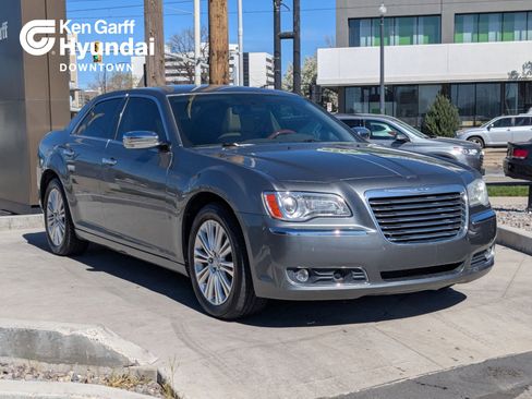 Used 2011 Chrysler 300 C image 1