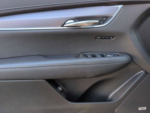 Used 2025 Cadillac XT6 Luxury image 10