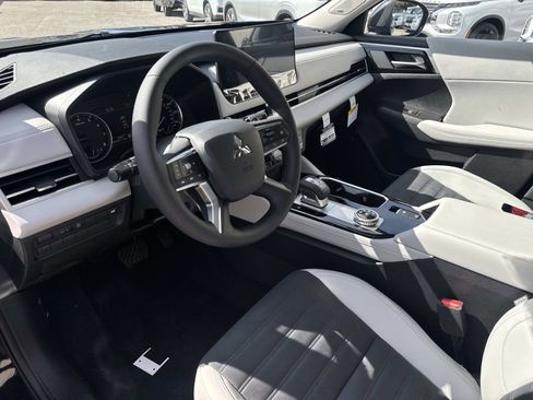 New 2026 Mitsubishi Outlander SE image 14