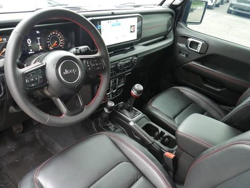 Used 2024 Jeep Wrangler Unlimited Rubicon AWD/4WD image 16