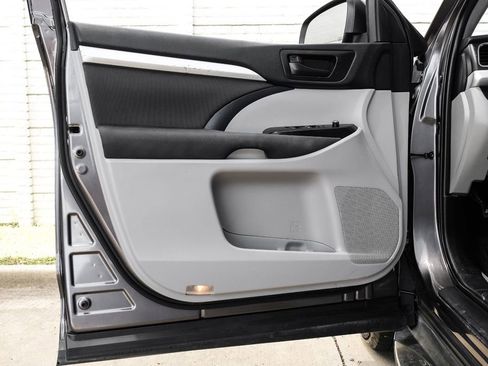 Used 2019 Toyota Highlander LE FWD image 43
