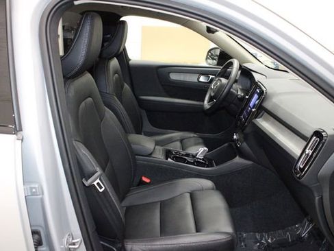 Used 2025 Volvo XC40 B5 Plus image 17