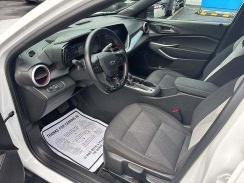 Used 2024 Chevrolet Trax RS w/ Sunroof Package image 11