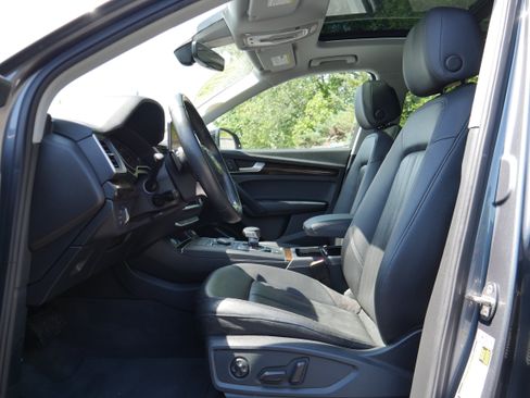Used 2019 Audi Q5 2.0T Premium w/ Convenience Package AWD/4WD image 12