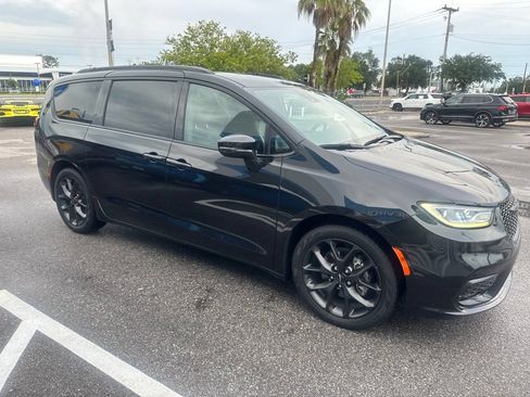 Used 2022 Chrysler Pacifica Touring-L w/ S Appearance Package FWD image 3